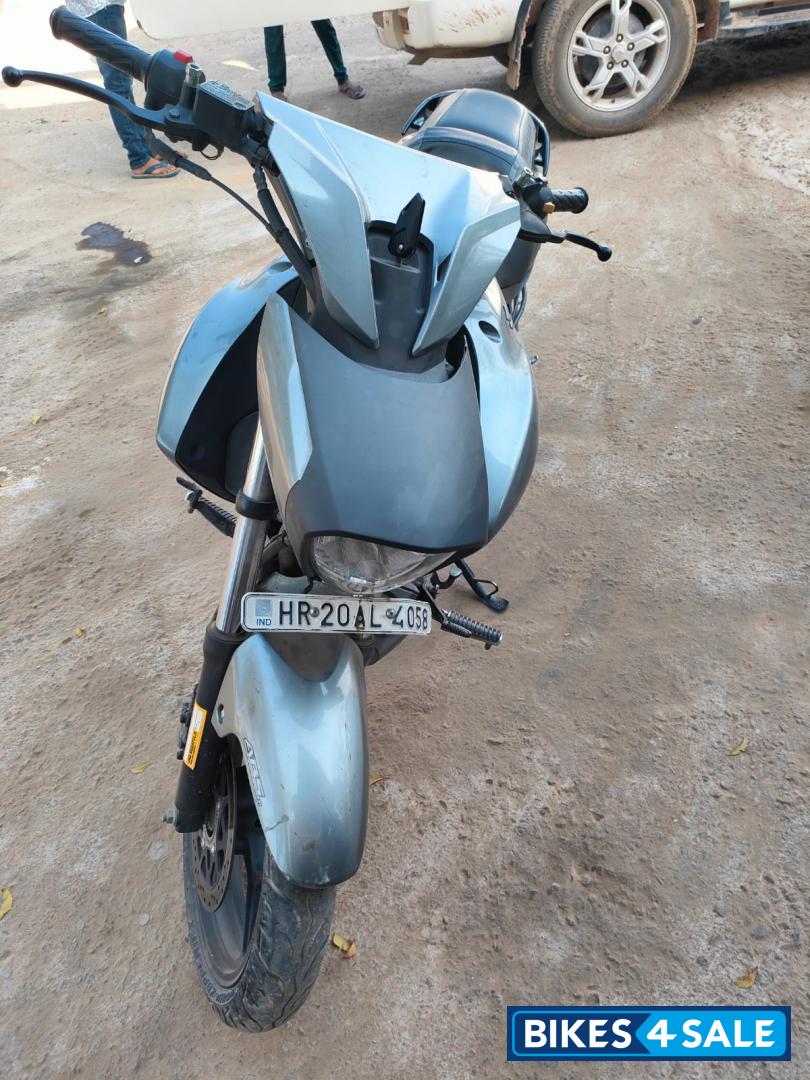 Silver Suzuki Intruder 150 Silver Suzuki Intruder 150