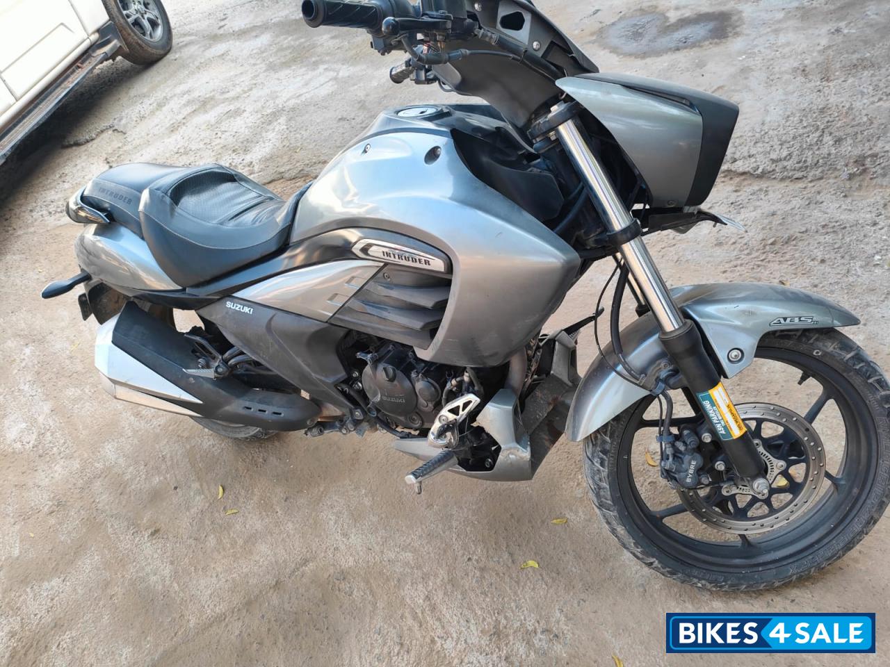 Silver Suzuki Intruder 150 Silver Suzuki Intruder 150