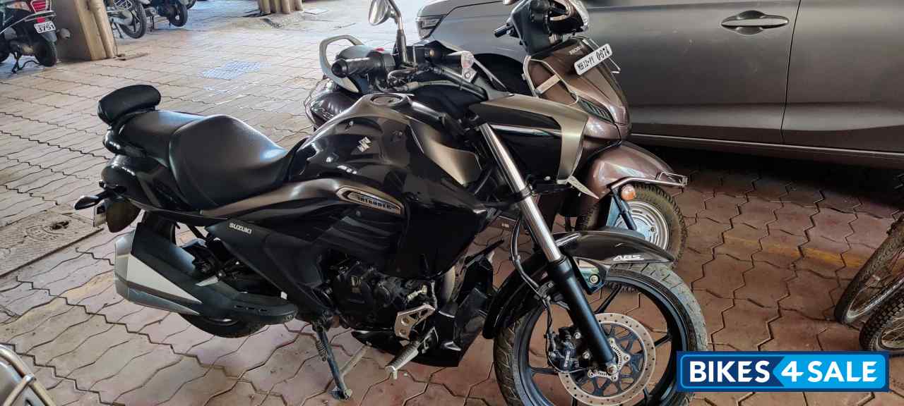 Black Suzuki Intruder 150 FI Black Suzuki Intruder 150 FI