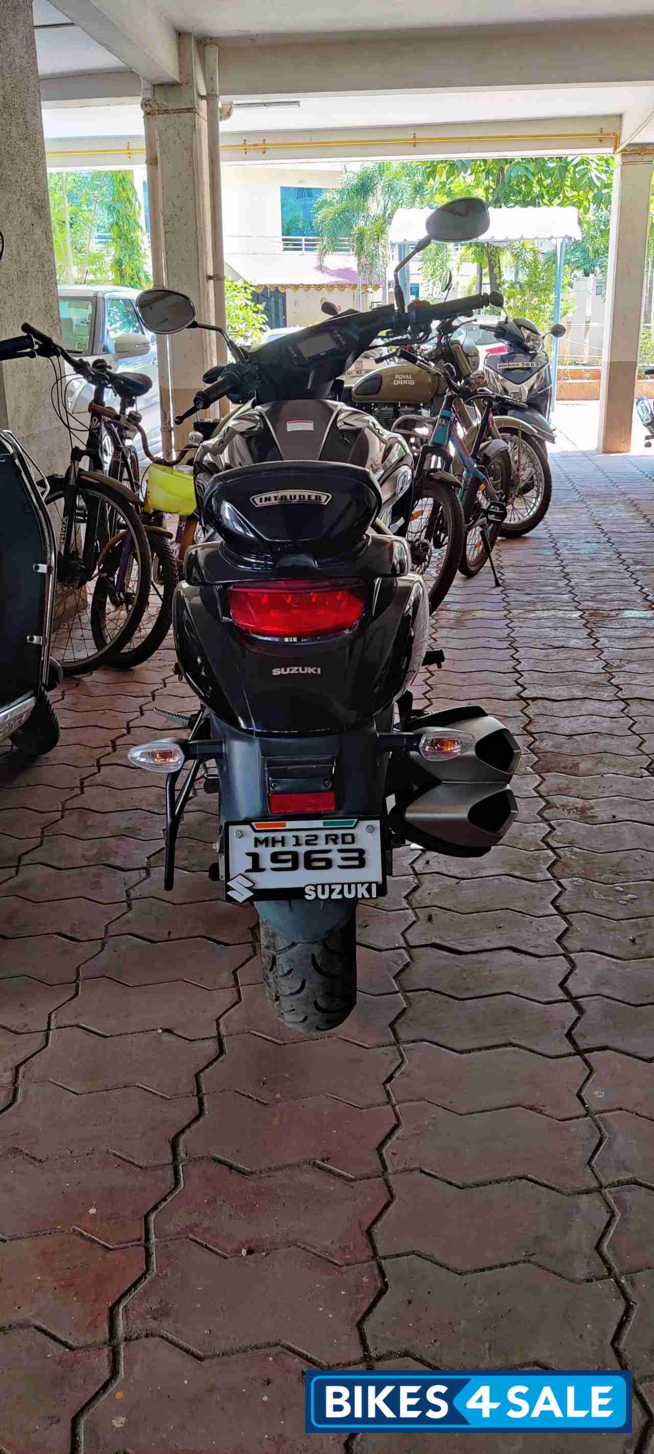 Black Suzuki Intruder 150 FI Black Suzuki Intruder 150 FI