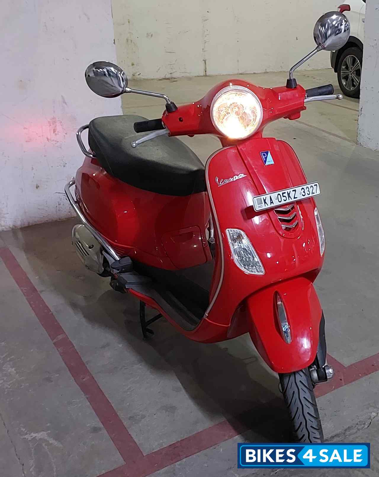 Red Vespa ZX 125 BS6 Red Vespa ZX 125 BS6