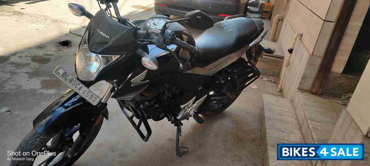Black Honda CB Hornet 160R Black Honda CB Hornet 160R