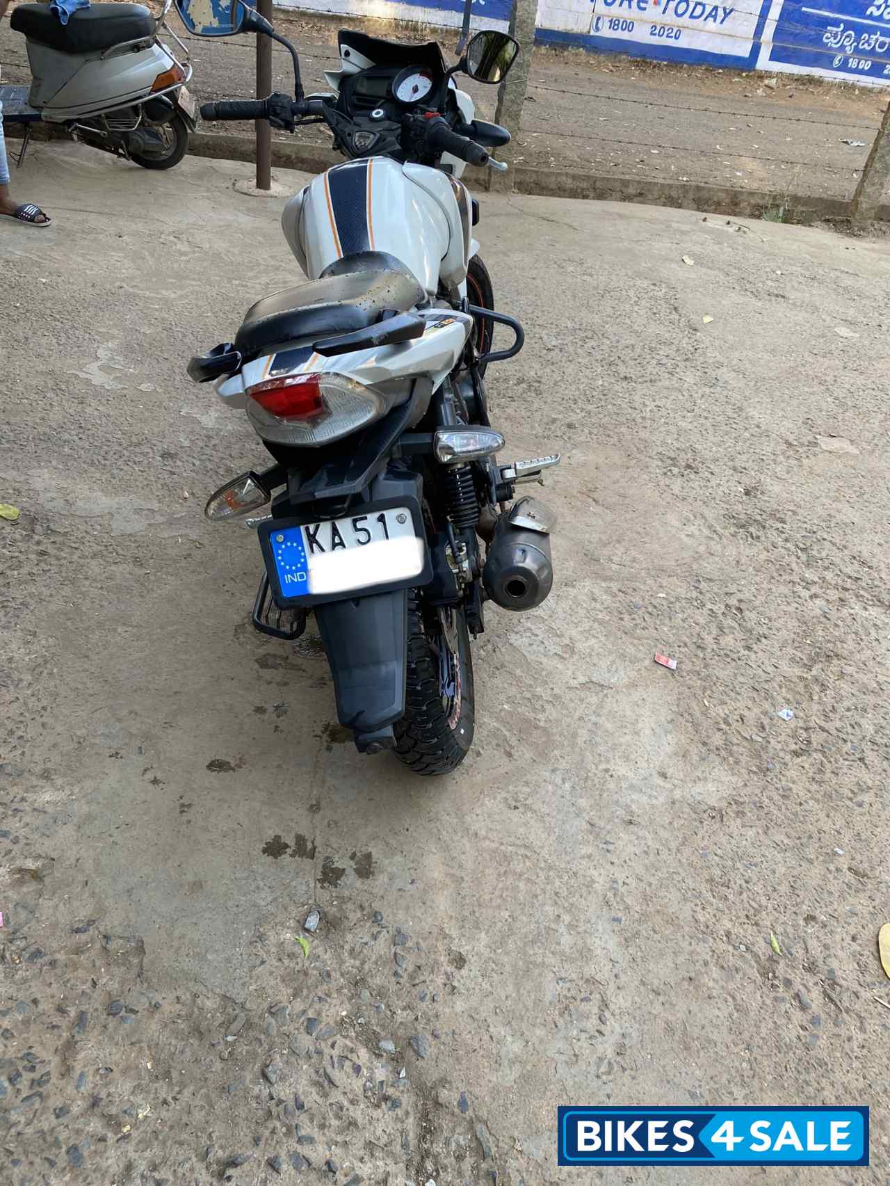 White TVS Apache RTR 160 White TVS Apache RTR 160