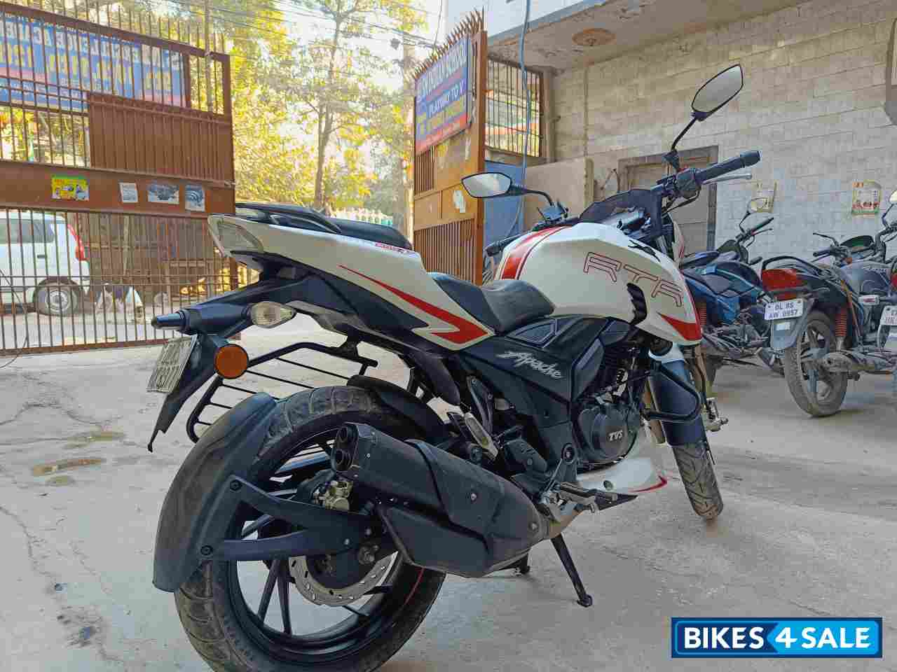 TVS Apache RTR 200 4V TVS Apache RTR 200 4V