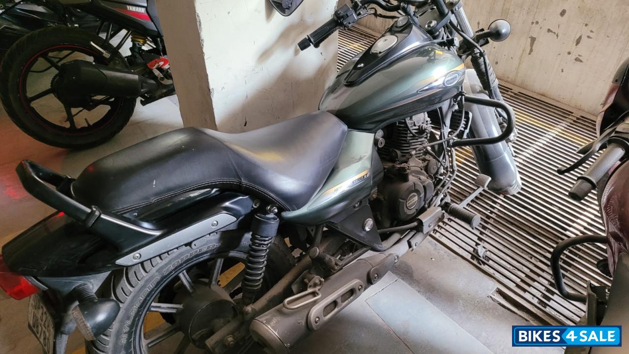 Millitary Green Bajaj Avenger 220 DTS-i Millitary Green Bajaj Avenger 220 DTS-i