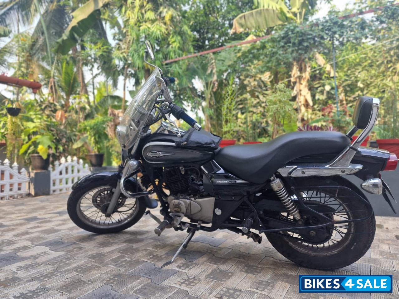 Black Bajaj Avenger Cruise 220