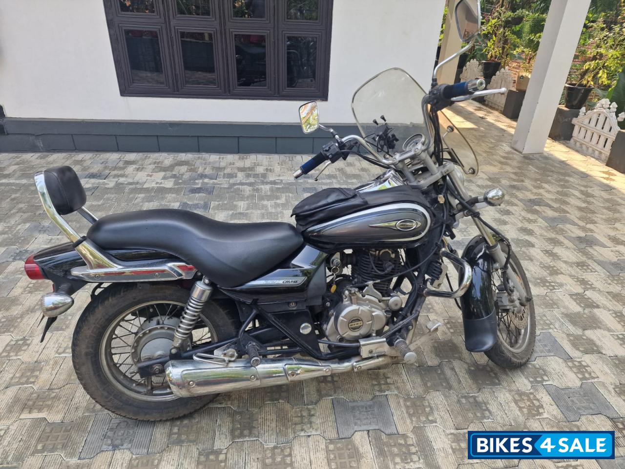 Black Bajaj Avenger Cruise 220 Black Bajaj Avenger Cruise 220