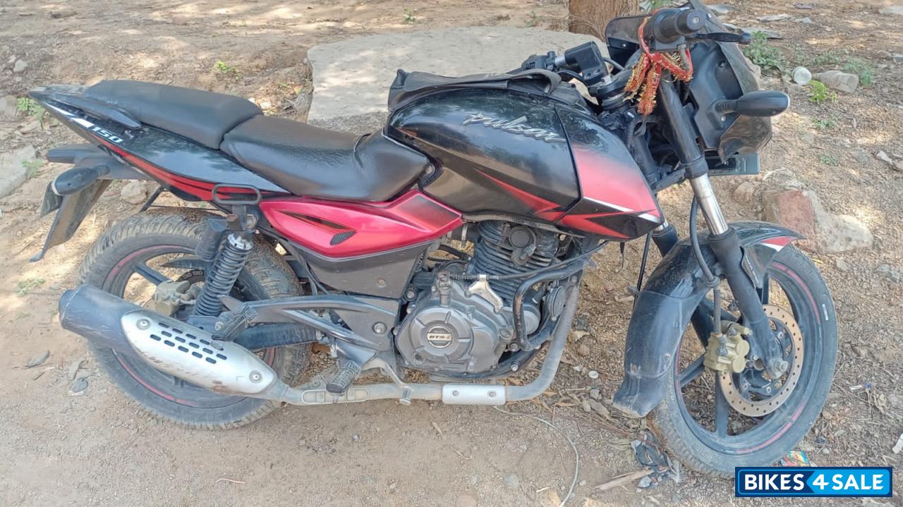 Black And Red Bajaj Pulsar 150 Twin Disc