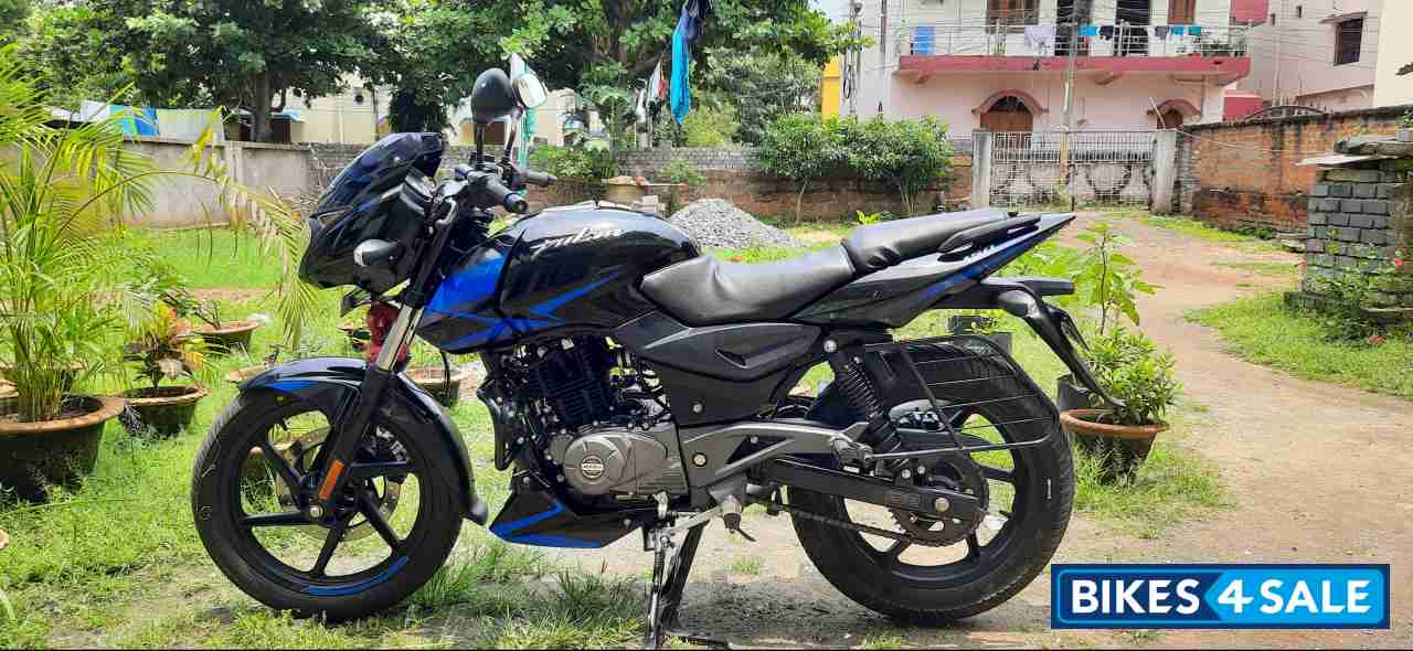 Black And Blue Bajaj Pulsar 150 Twin Disc BS6 Black And Blue Bajaj Pulsar 150 Twin Disc BS6
