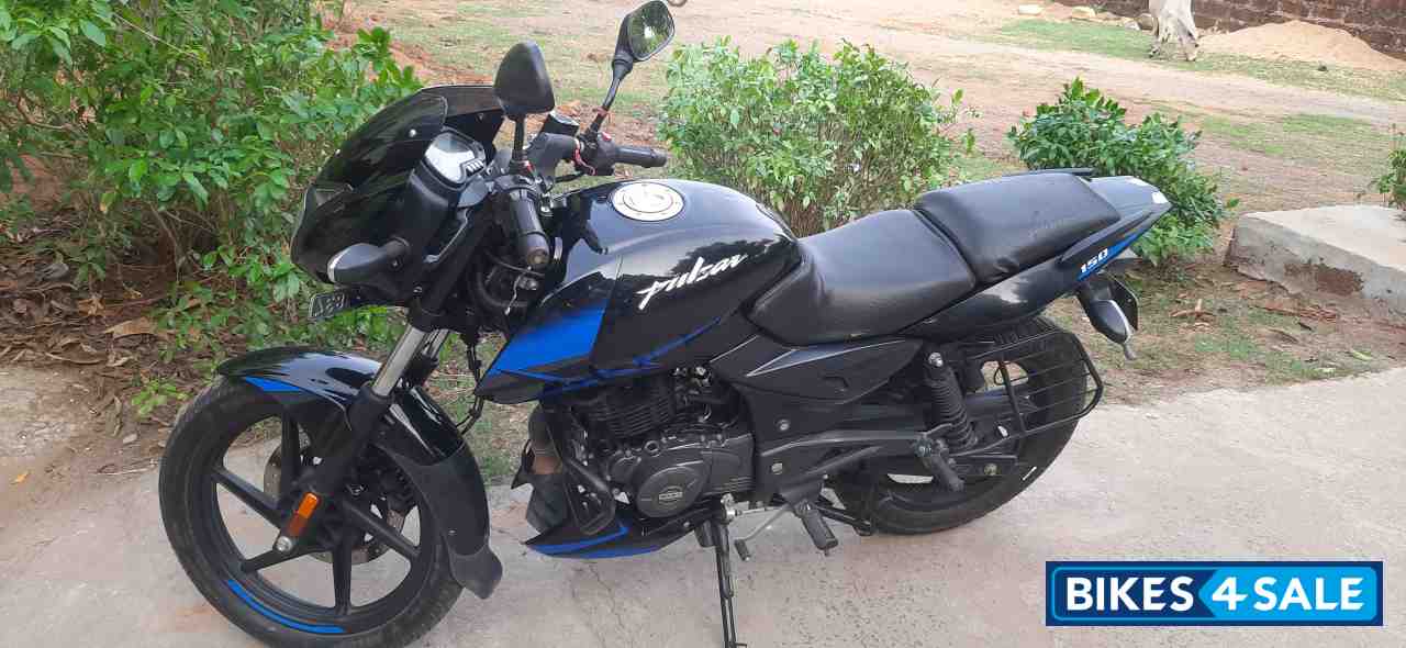 Black And Blue Bajaj Pulsar 150 Twin Disc BS6 Black And Blue Bajaj Pulsar 150 Twin Disc BS6