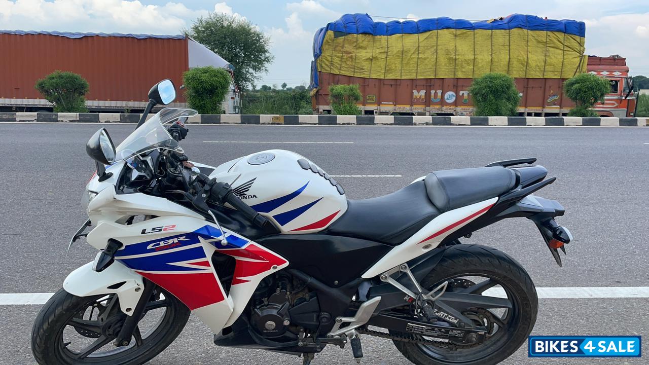 Tricolor White Honda CBR 250R Tricolor White Honda CBR 250R