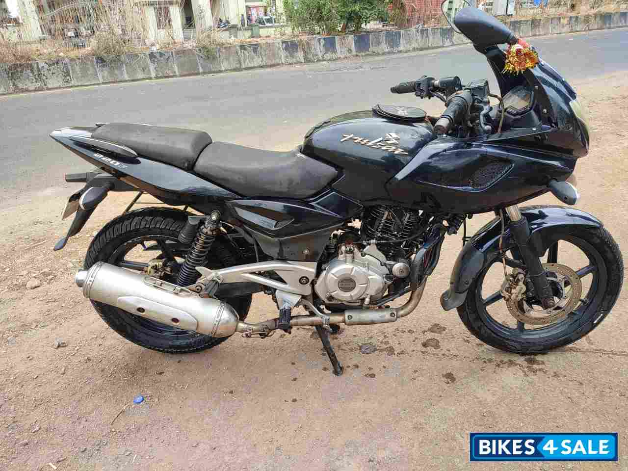 Black Bajaj Pulsar 220F Black Bajaj Pulsar 220F