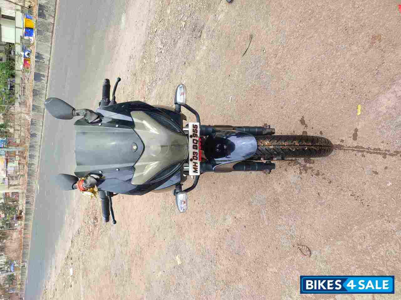 Black Bajaj Pulsar 220F Black Bajaj Pulsar 220F