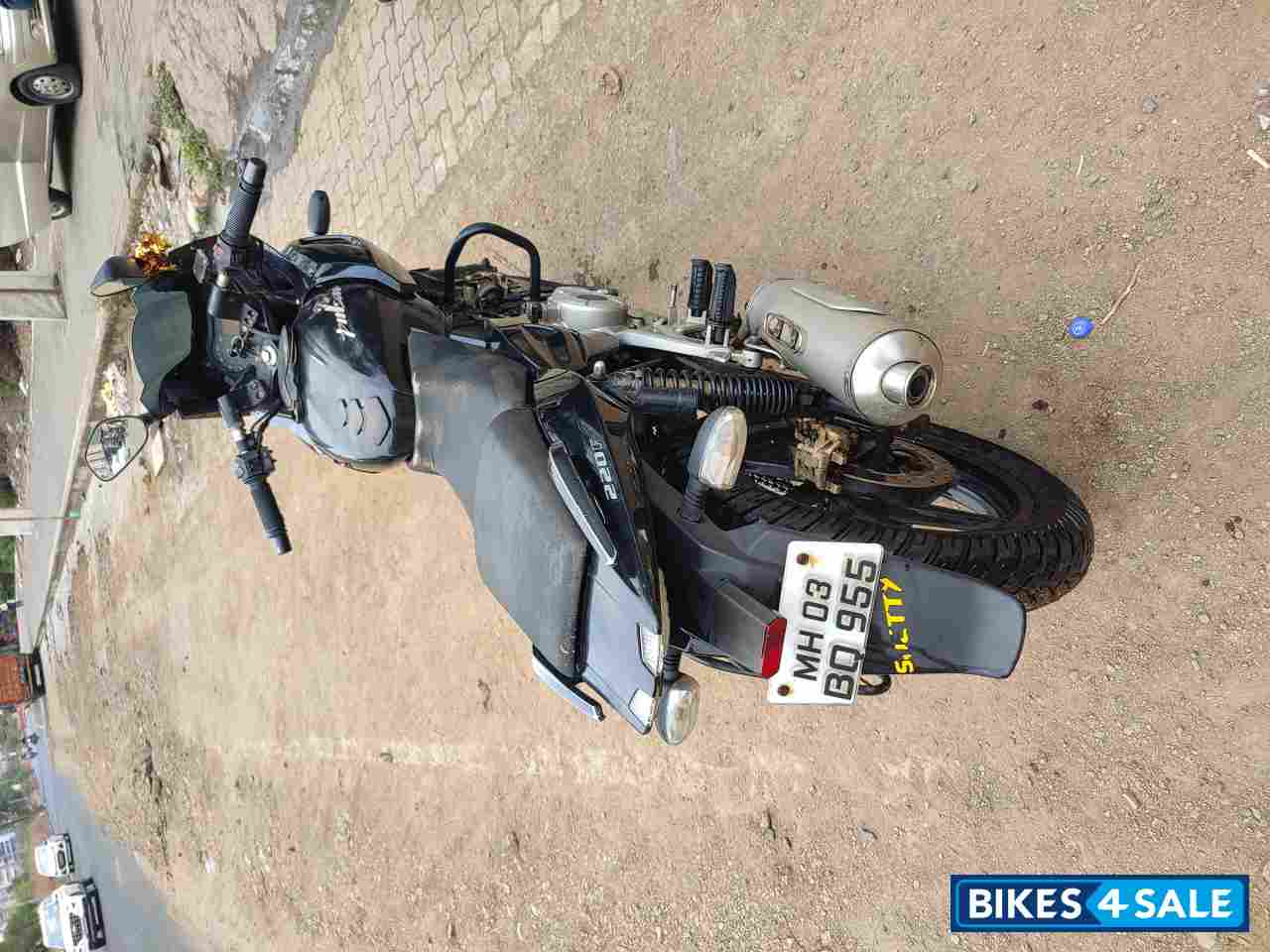 Black Bajaj Pulsar 220F Black Bajaj Pulsar 220F