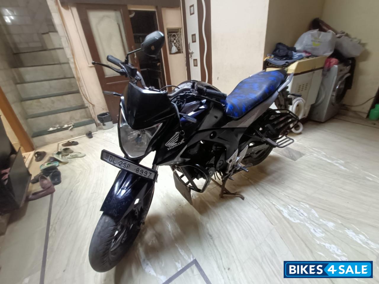 Black Honda CB Hornet 160R Black Honda CB Hornet 160R