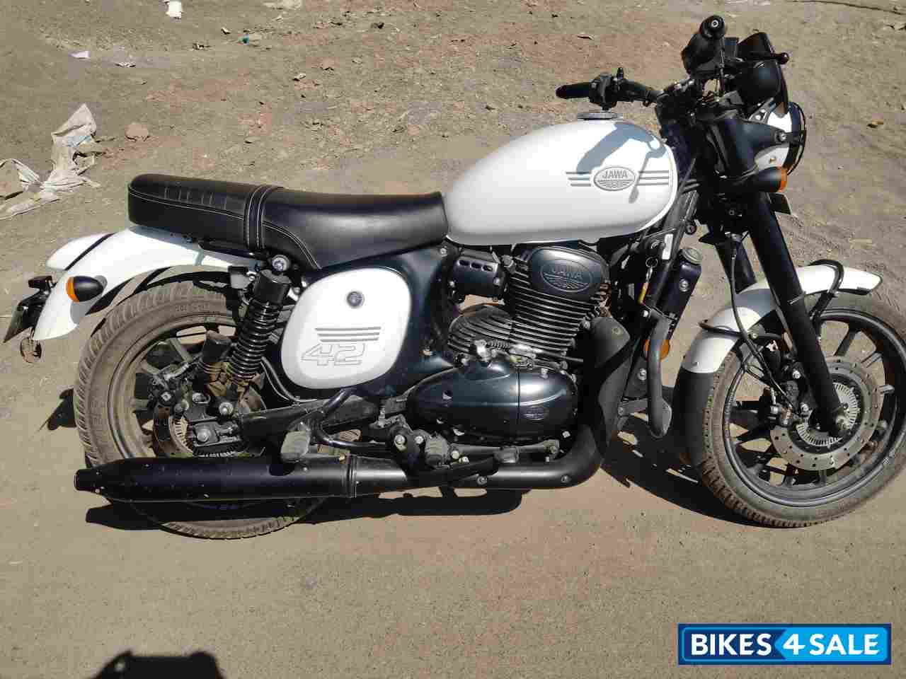 Jawa 42 Dual Channel ABS Sirius White Jawa 42 Dual Channel ABS Sirius White