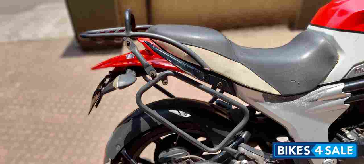 Red-white Mahindra Mojo Red-white Mahindra Mojo