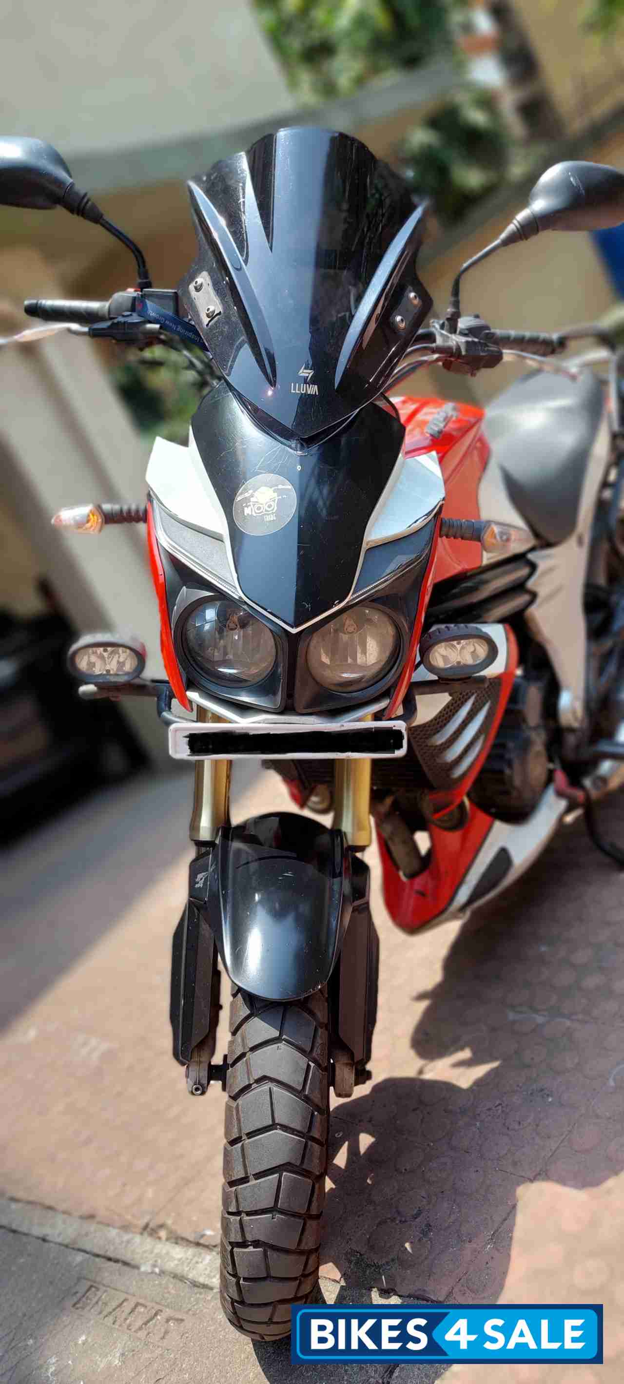 Red-white Mahindra Mojo Red-white Mahindra Mojo