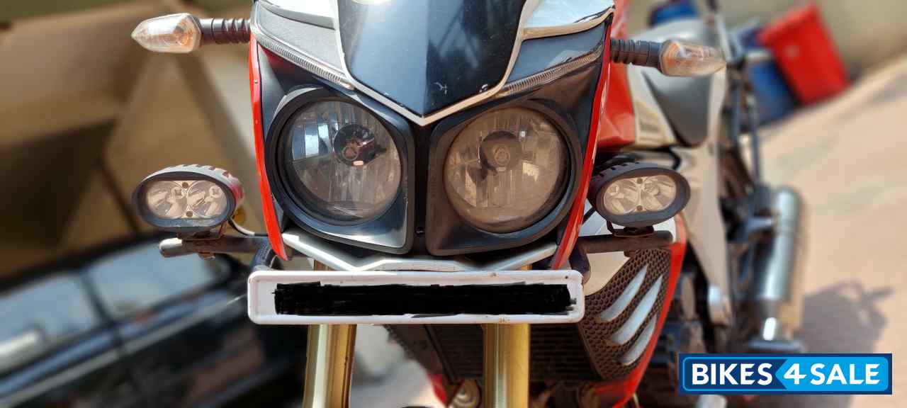 Red-white Mahindra Mojo Red-white Mahindra Mojo