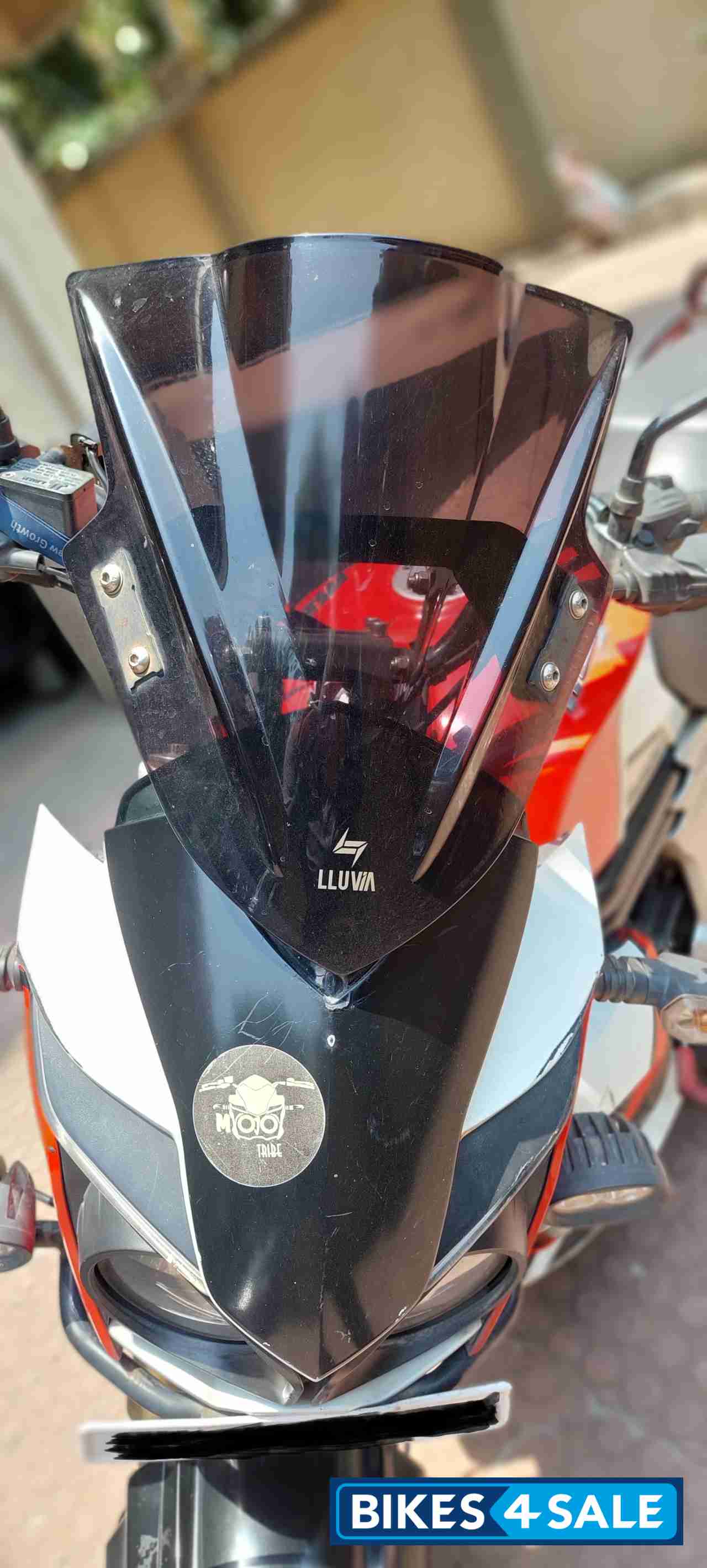 Red-white Mahindra Mojo Red-white Mahindra Mojo