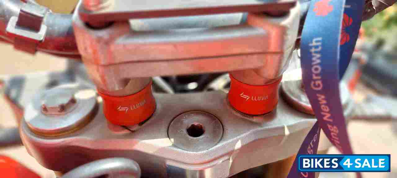 Red-white Mahindra Mojo Red-white Mahindra Mojo