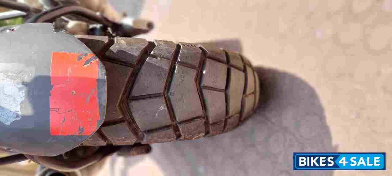 Red-white Mahindra Mojo Red-white Mahindra Mojo