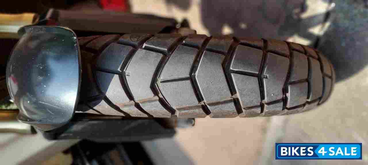 Red-white Mahindra Mojo Red-white Mahindra Mojo