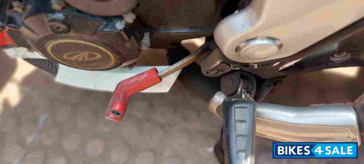 Red-white Mahindra Mojo Red-white Mahindra Mojo