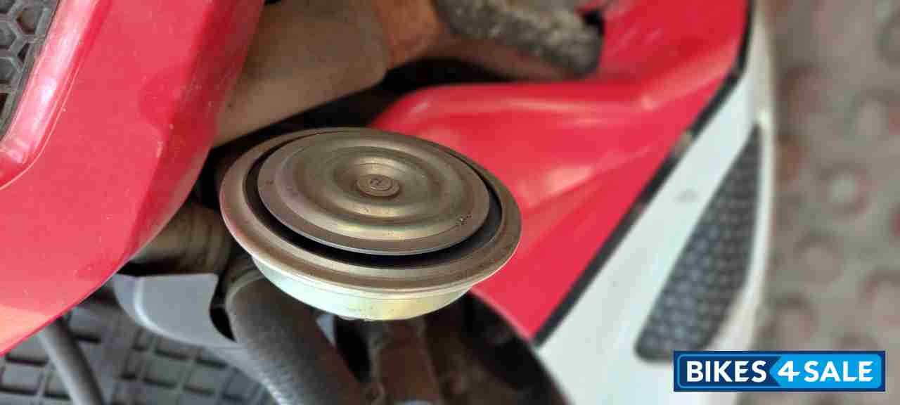 Red-white Mahindra Mojo Red-white Mahindra Mojo