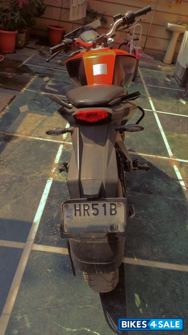 Orange KTM Duke 125 Orange KTM Duke 125