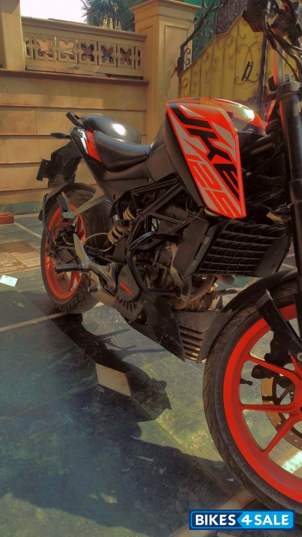 Orange KTM Duke 125 Orange KTM Duke 125
