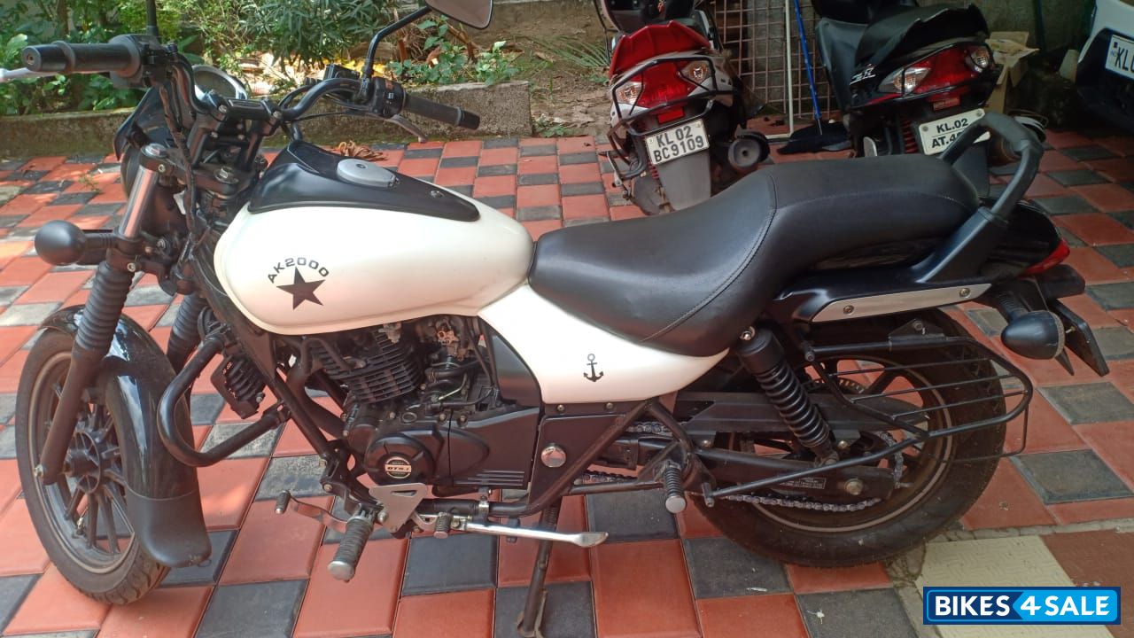 White Bajaj Avenger Street 220