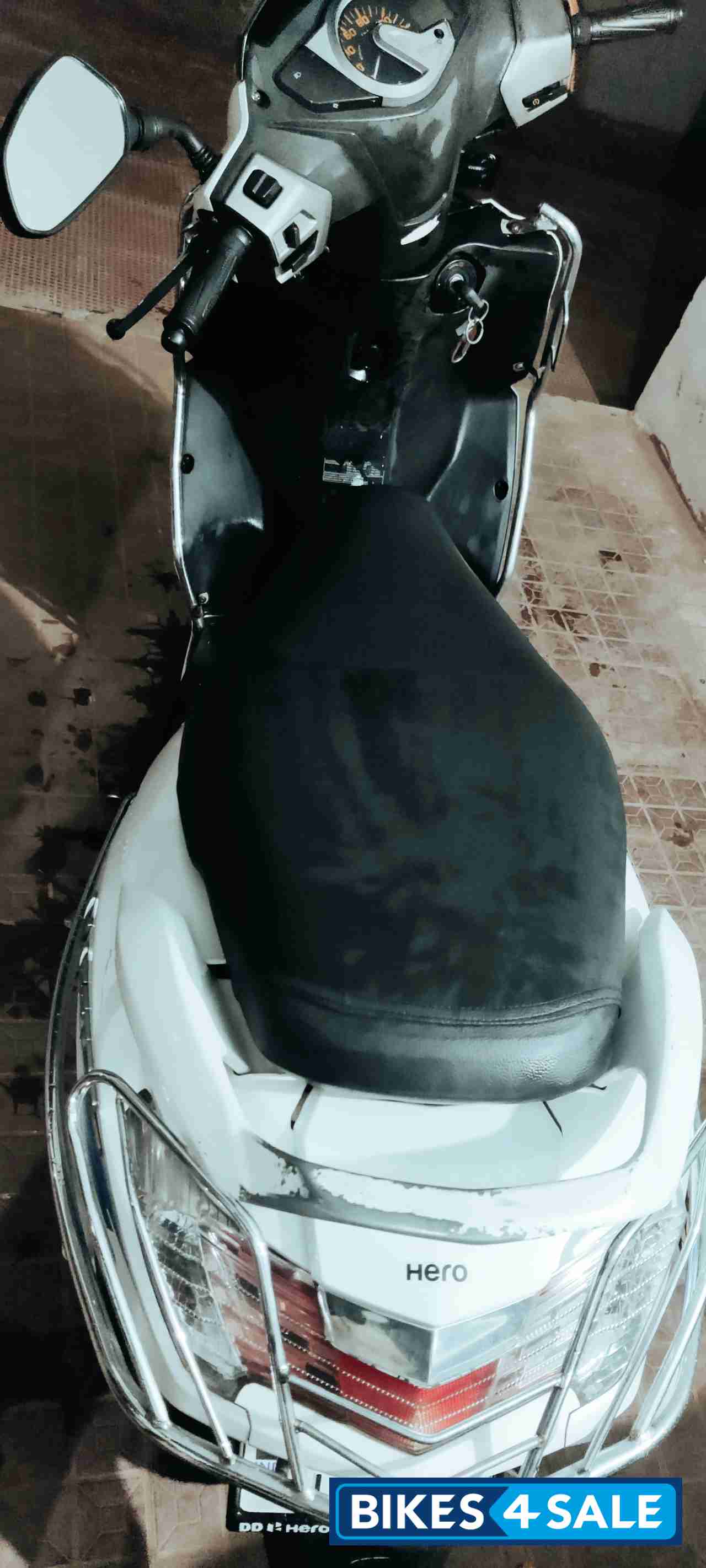 White Hero Maestro Edge 110 BS6 White Hero Maestro Edge 110 BS6