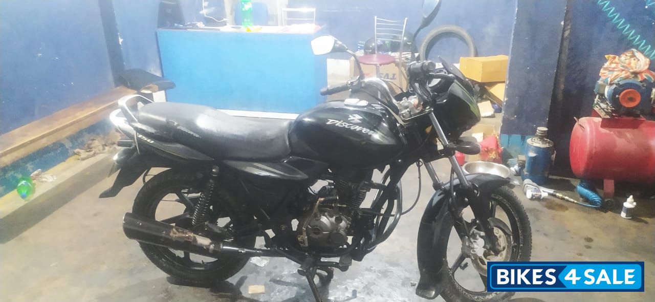 Black Golden Bajaj Discover 150 S Black Golden Bajaj Discover 150 S