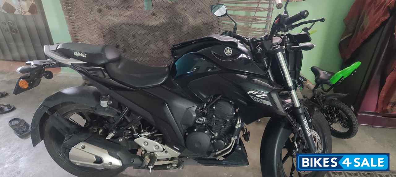 Black Yamaha FZS 25 2022 Black Yamaha FZS 25 2022