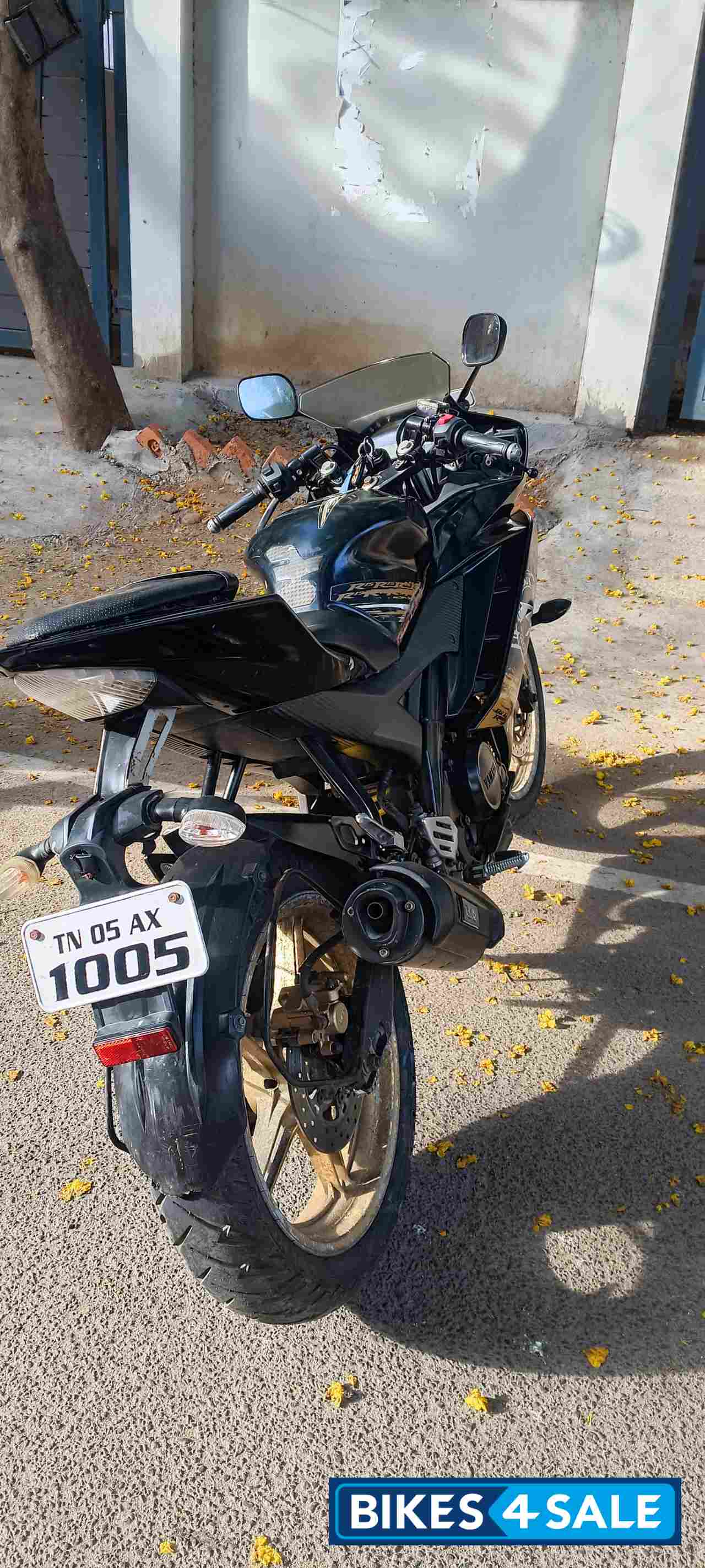 Black & Gold Yamaha YZF R15 V2 Black & Gold Yamaha YZF R15 V2