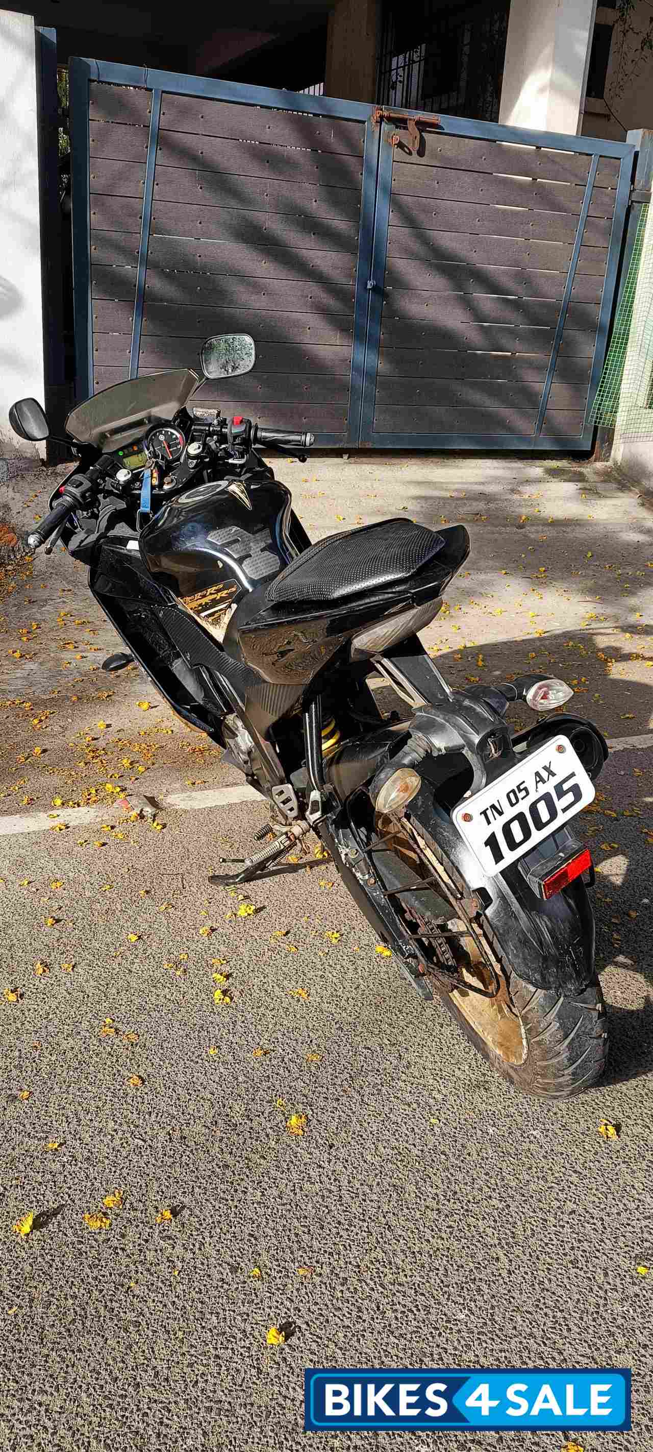 Black & Gold Yamaha YZF R15 V2 Black & Gold Yamaha YZF R15 V2