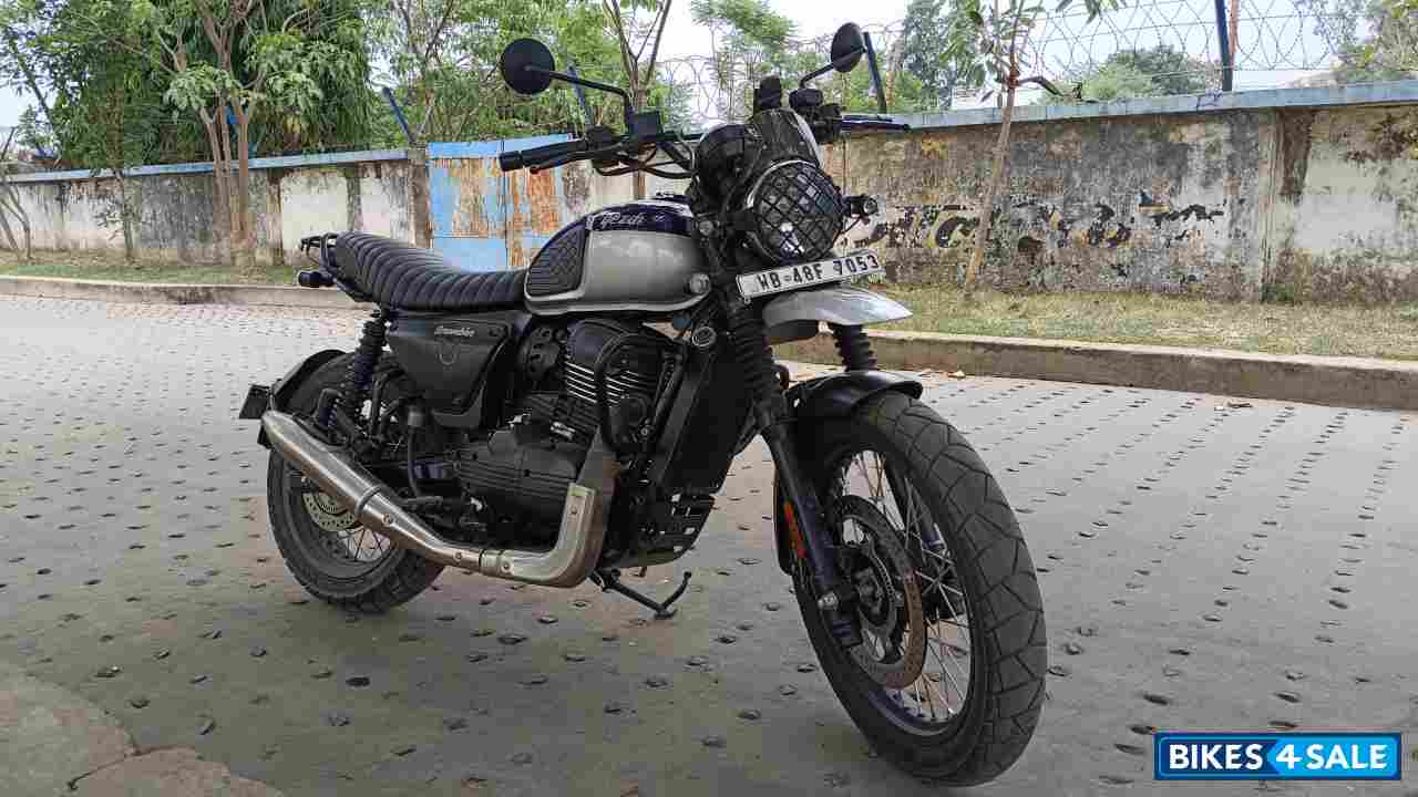 Yezdi Scrambler Dual Tone