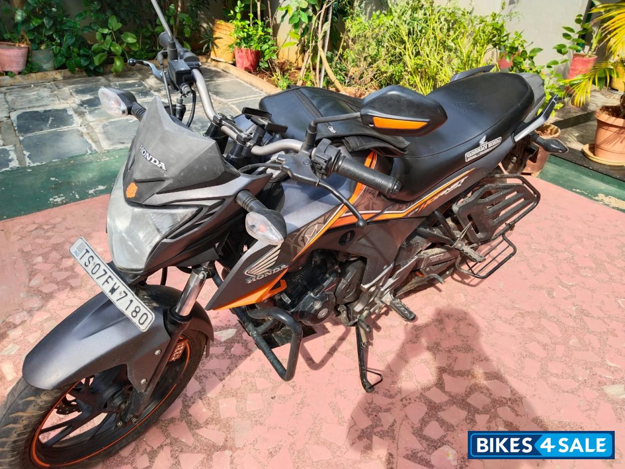 Black And Orange Metallic Oill Honda CB Hornet 160R Black And Orange Metallic Oill Honda CB Hornet 160R