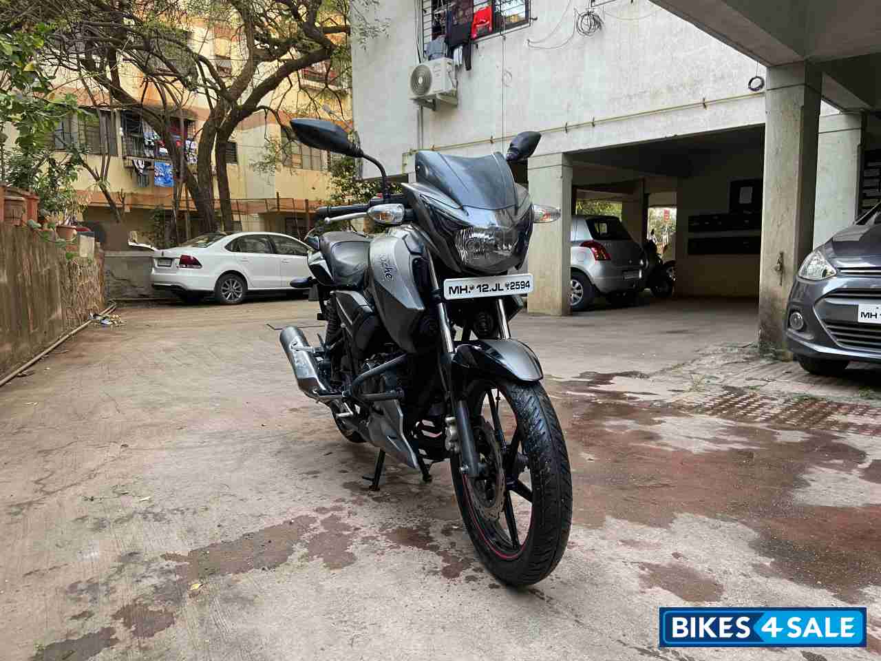 Black TVS Apache RTR 160