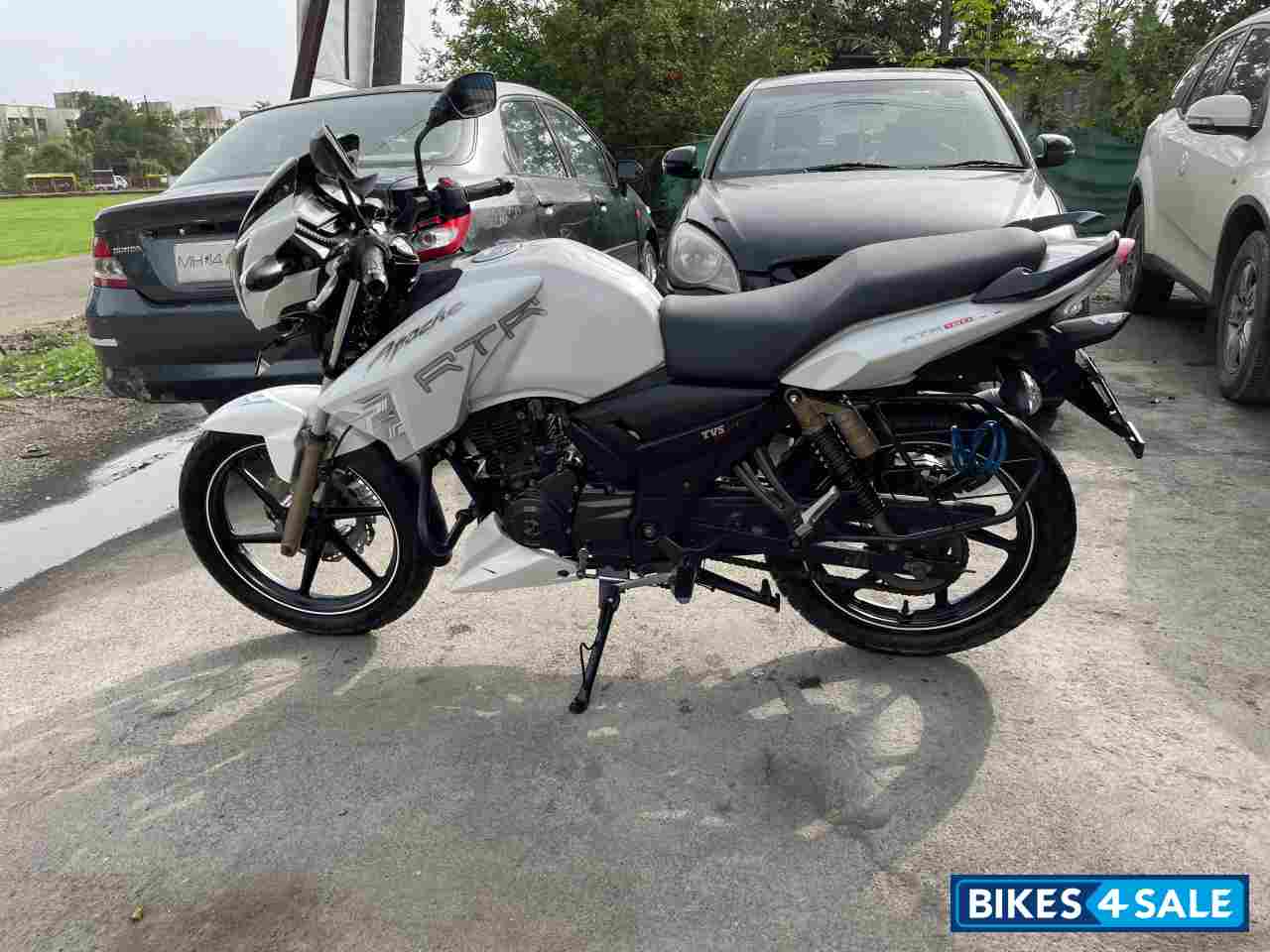White TVS Apache RTR 180cc BSIV White TVS Apache RTR 180cc BSIV
