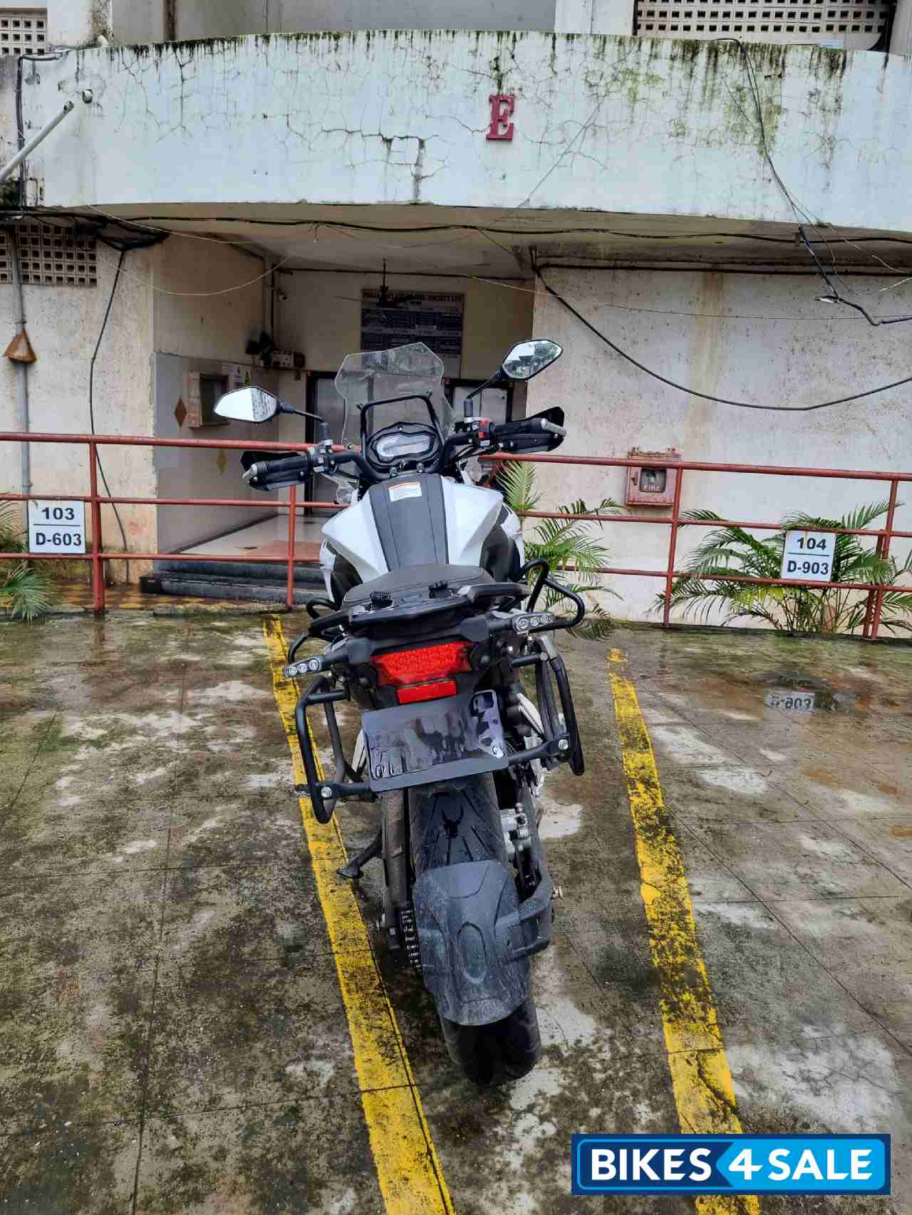 White Benelli TRK 502 BS6 White Benelli TRK 502 BS6