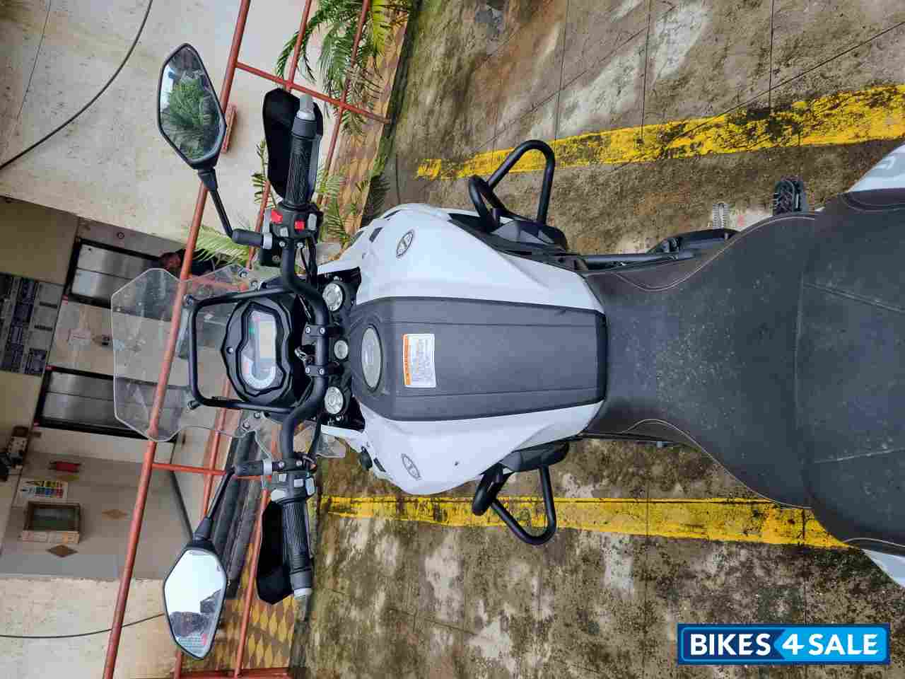 White Benelli TRK 502 BS6 White Benelli TRK 502 BS6