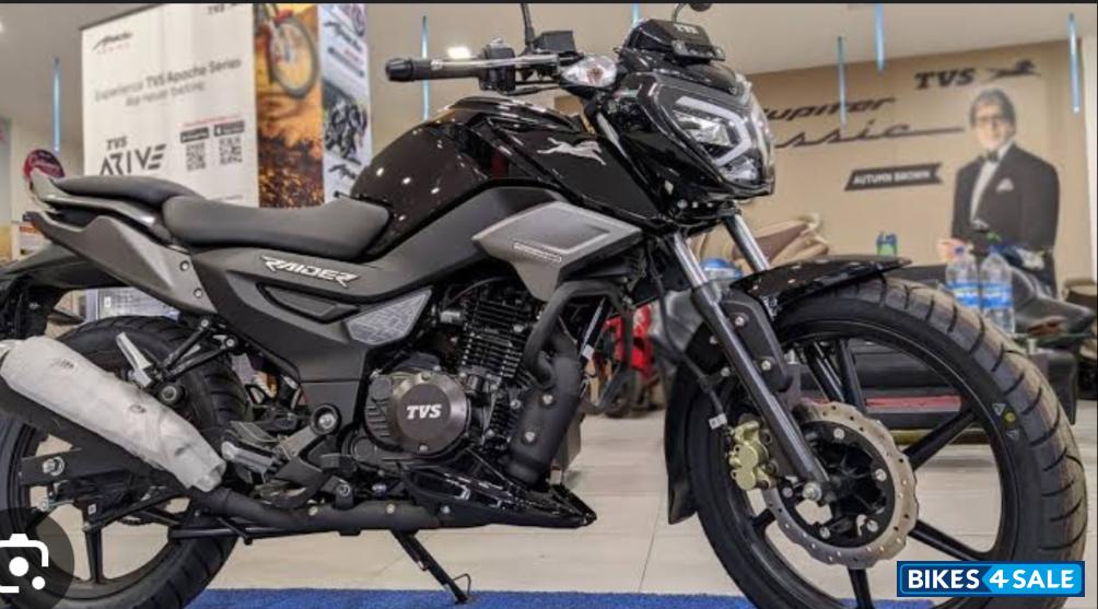 Black TVS Raider 125