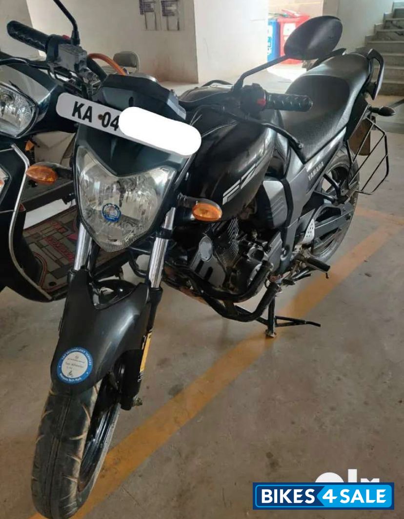 Black Yamaha FZ16 Black Yamaha FZ16
