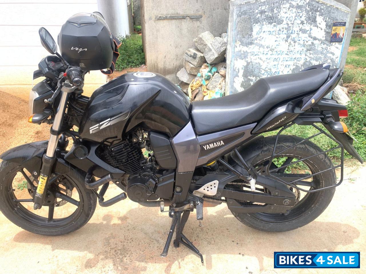 Black Yamaha FZ16 Black Yamaha FZ16