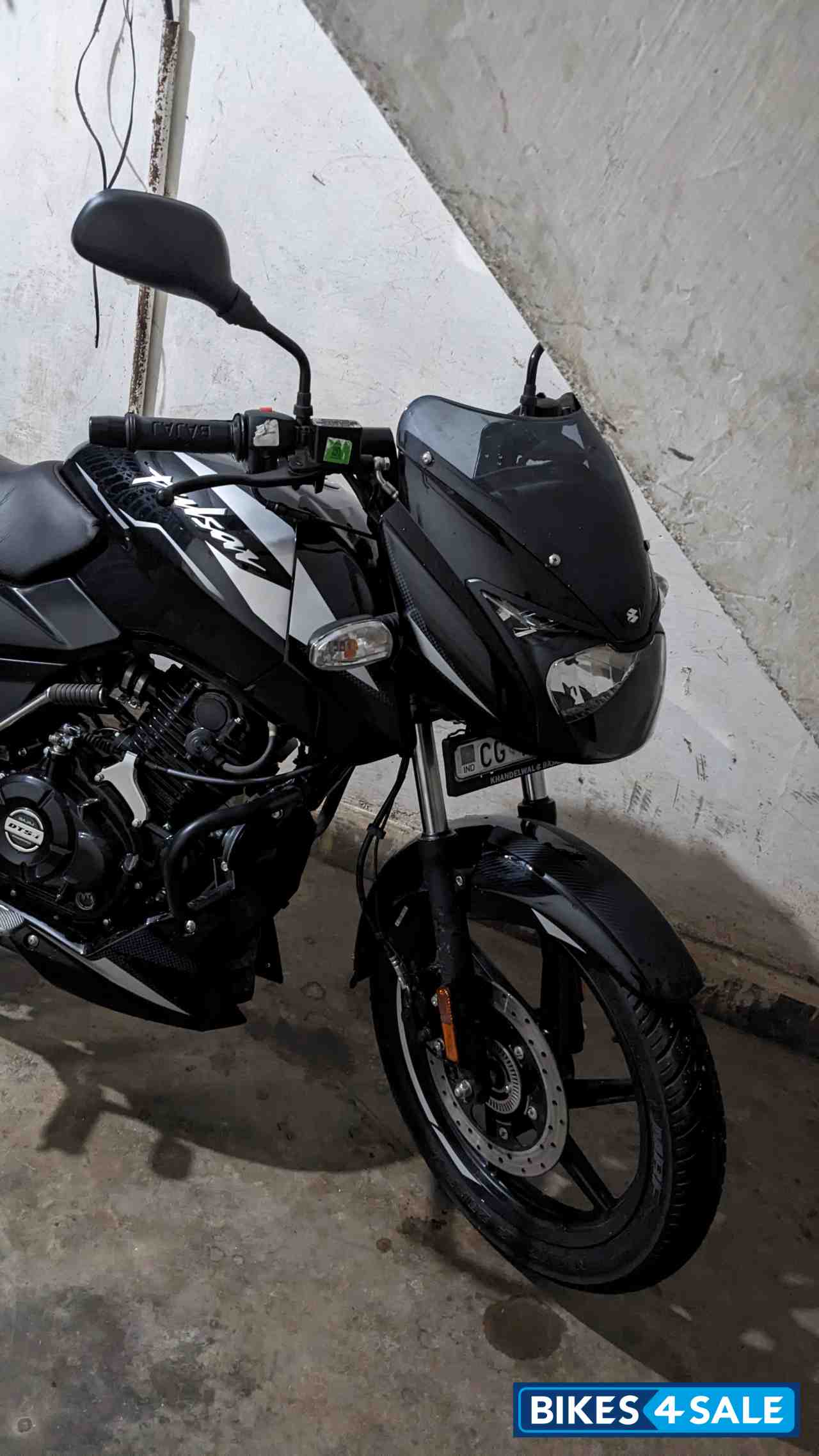 Black Bajaj Pulsar 150 BS6 Black Bajaj Pulsar 150 BS6