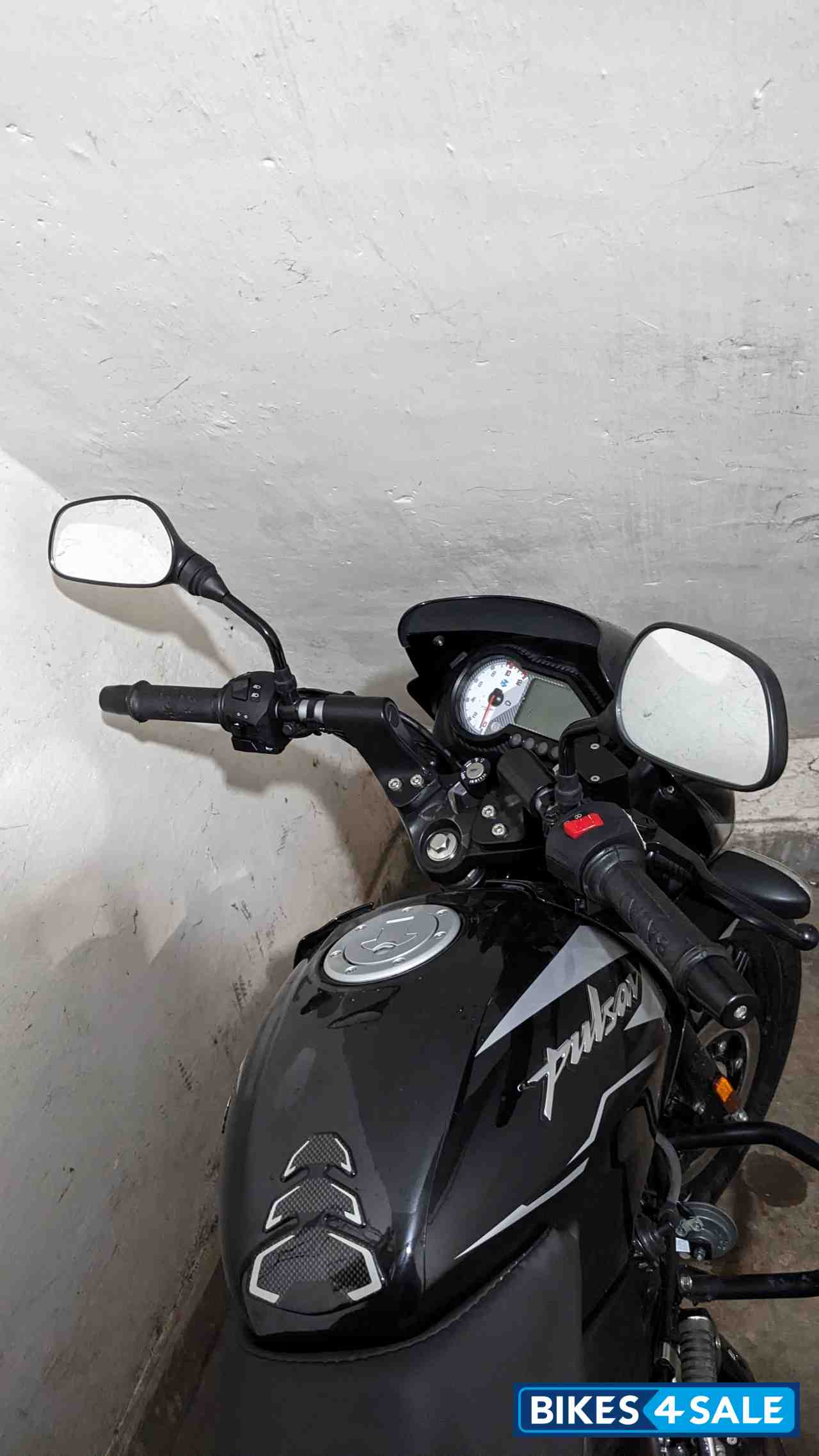Black Bajaj Pulsar 150 BS6 Black Bajaj Pulsar 150 BS6