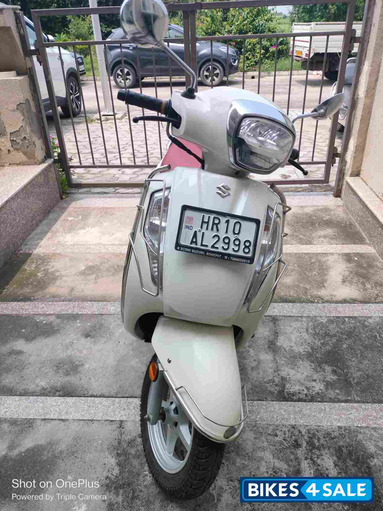 White Suzuki Access 125 CBS White Suzuki Access 125 CBS