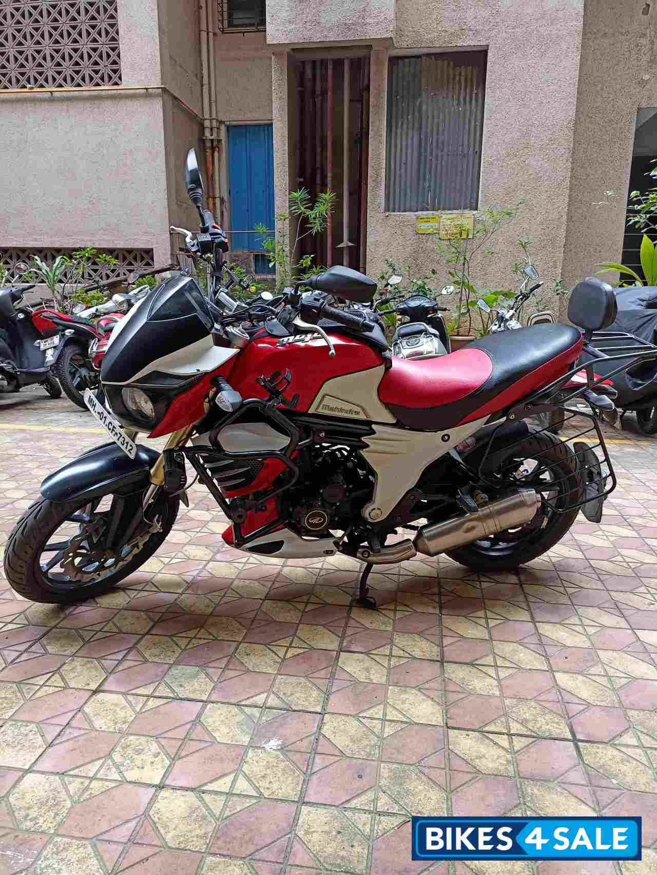 Mahindra Mojo XT 300 Mahindra Mojo XT 300